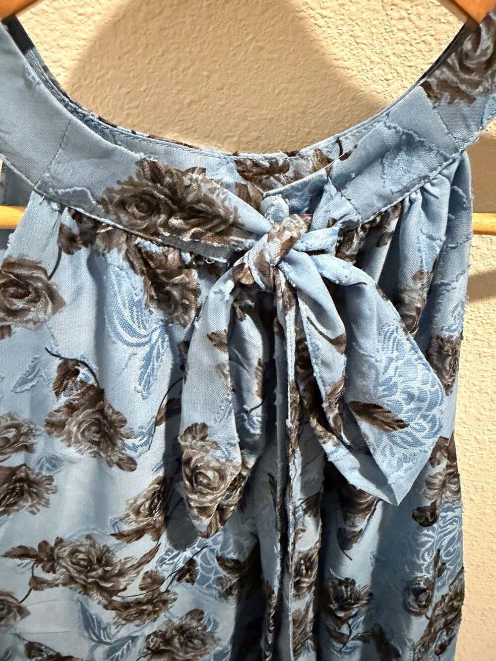 Torrid Blue Floral Rose Print Tie Neck Halter Top Size 2 - Picture 3 of 4